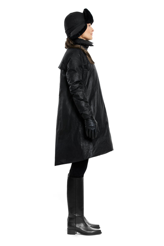 Warm, chic and rainproof trench coat, insulated with genuine natural Canadian eiderdown. Made in canada with Organic waxed cotton weatherproofed in Scotland